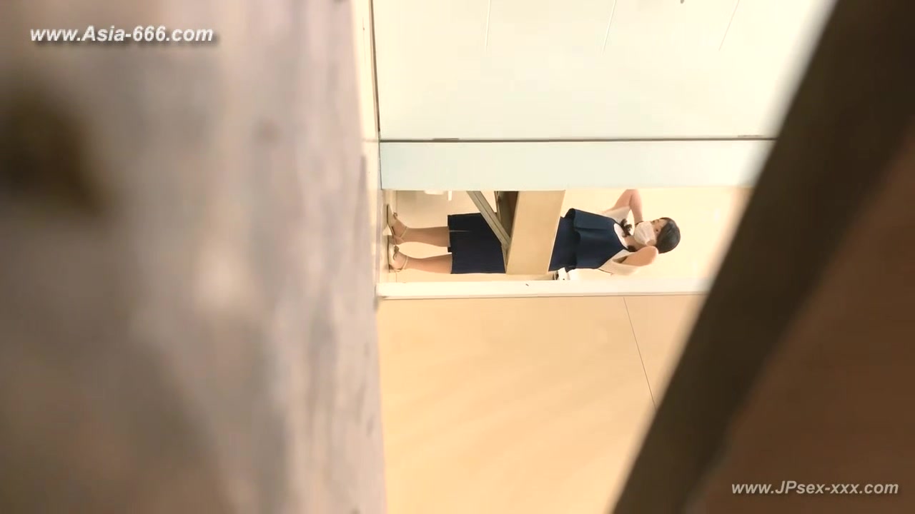 chinese girls go to toilet.***