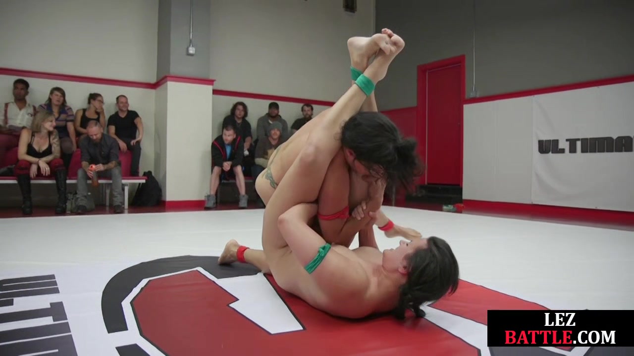 Muscular wrestling lesbains fingering