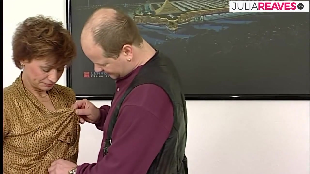 Granny Moans In Pleasure As A Monster Dildo Is Shoved Into Her Pussy - RetroGermanCastingTour