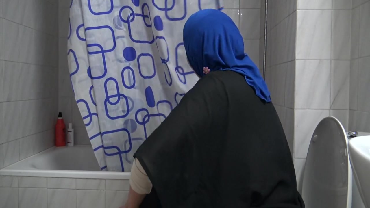 This Muslim Woman Is Shocked !!! She Accidentally Sees My Big Cock !!!