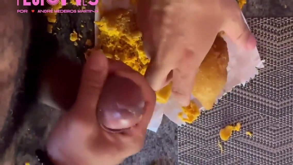 Coxinha- Garoto Mama Pau Grosso Enquanto Come Coxinha 6 Min