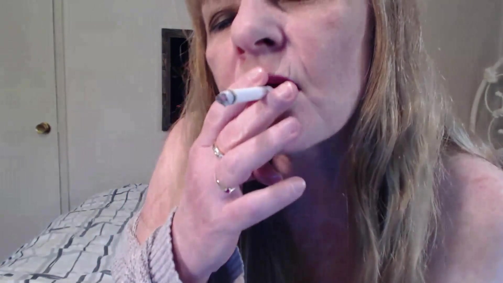 Glossy Lips Smoking - TacAmateurs