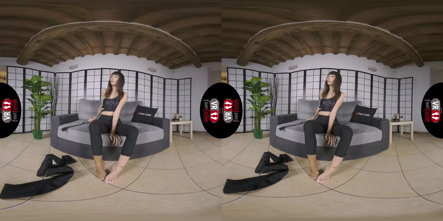 Super Attractive Brunette Teen Reine Vixen Showing Off Her Beautiful And Clean Feet In Vr Action - VRFootFetish