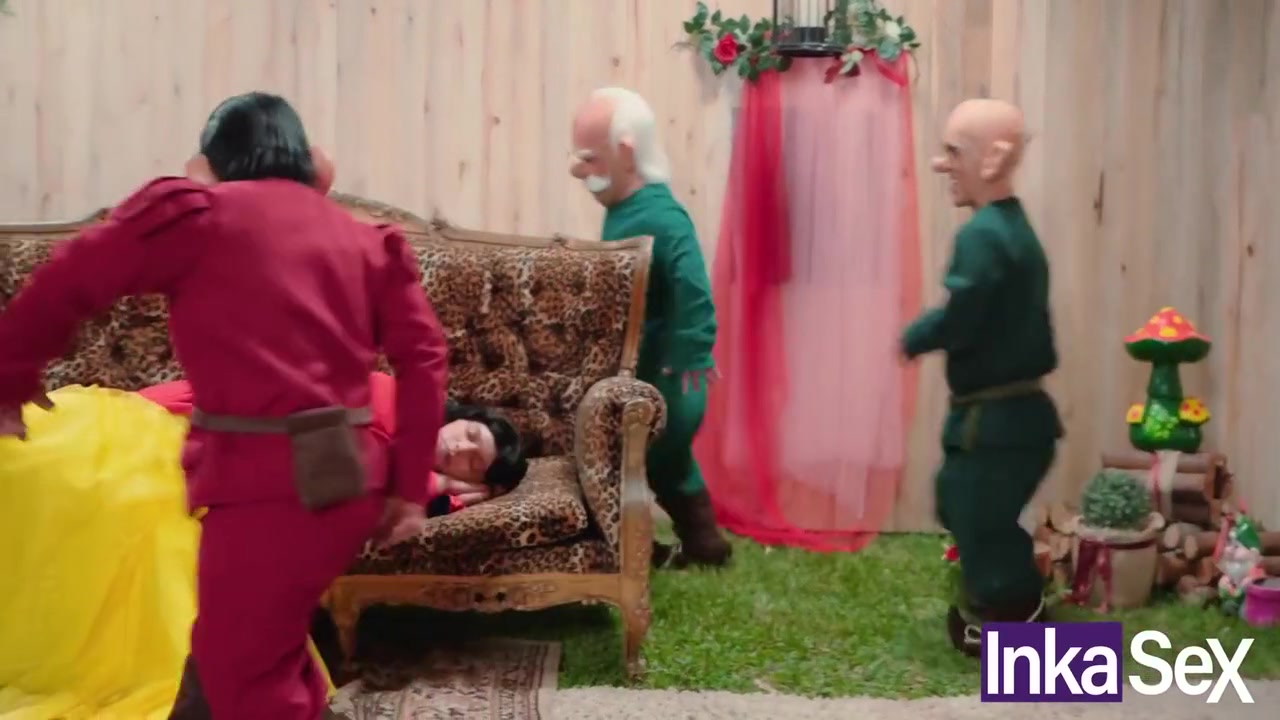 Blanca Nieves Se Pierde En El Bosque Y Es Follada Por Los 7 Enanos. 11 Min With Vivian Lola, Franco X And Lisa Bullock