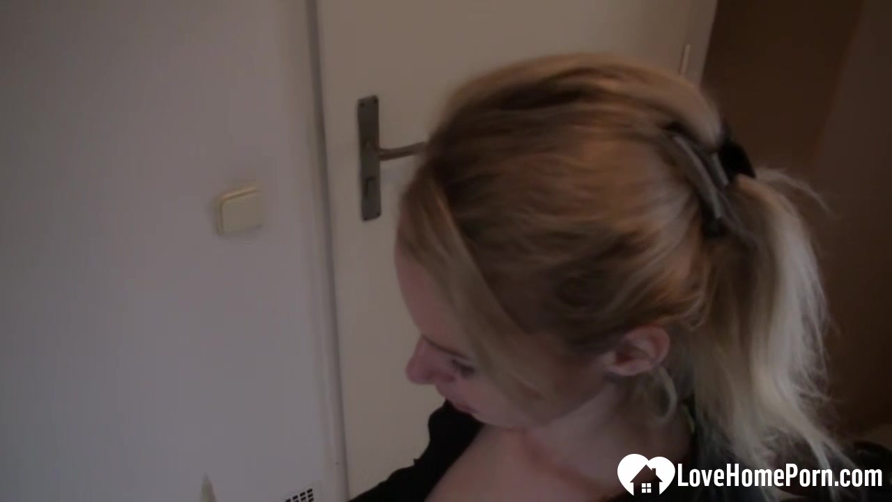 Blonde chick shows off her amazing ass