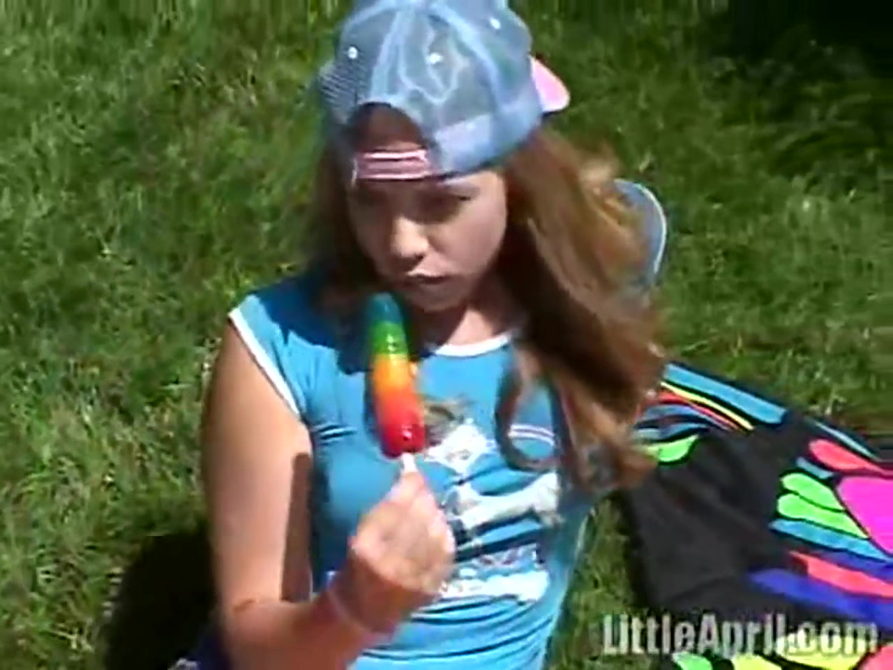 teen 18+ rubbing her clit outdoors