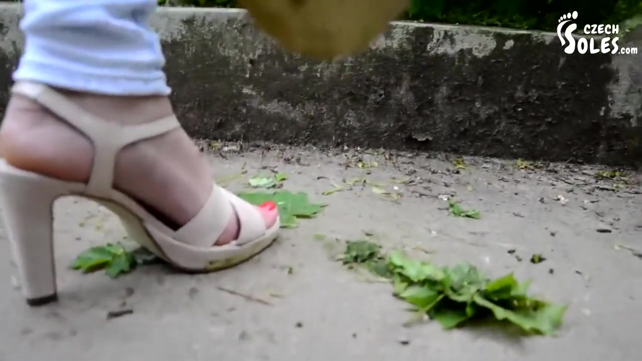 Free Premium Video High Heeled Sandals At Park (foot Teasing Crushing With Heels Close Up Feet 18 Y/o Feet Toes)