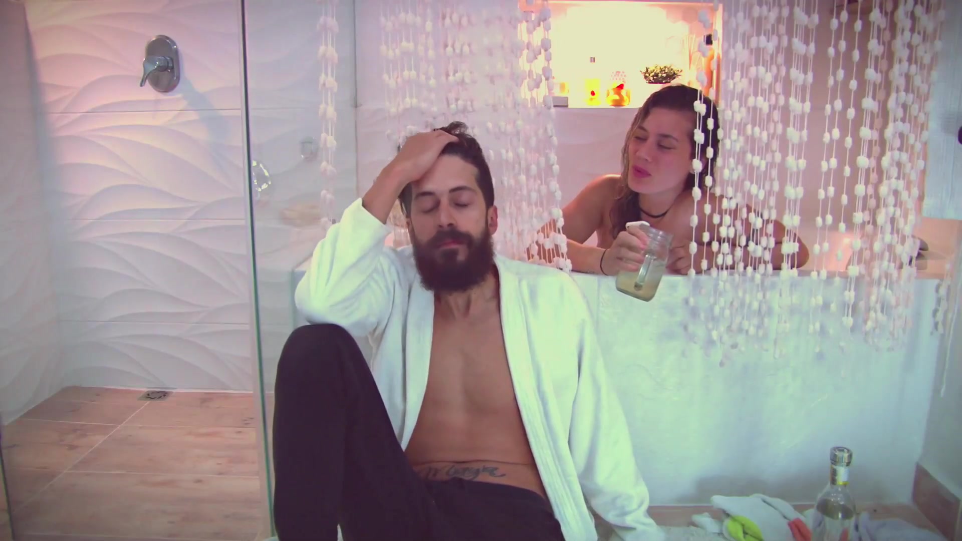 Una Ducha Luego De Las Fiestas - Sex Movies Featuring Andrea Garcia