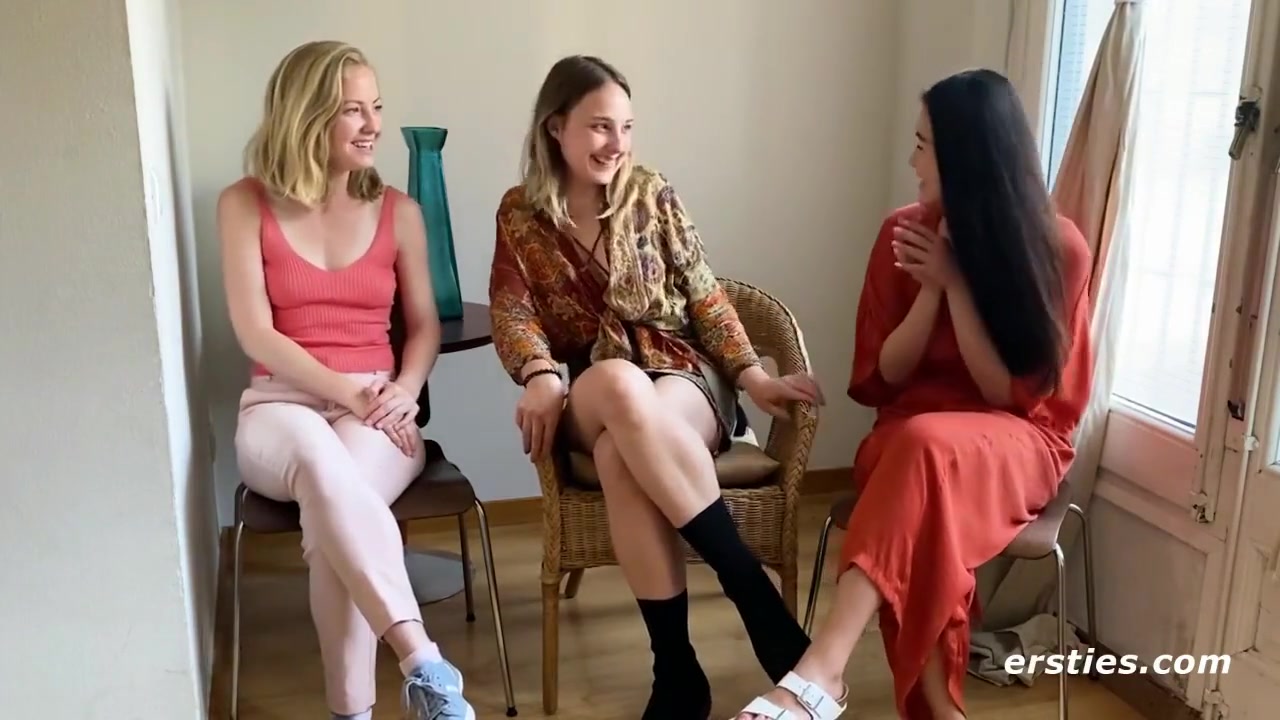 Lesbians Finger Each Others Pussy