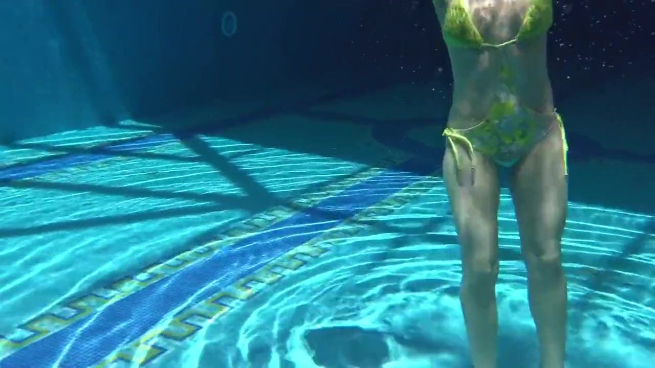 Nicole Pearl In Milf Babe Shaking Ass Underwater