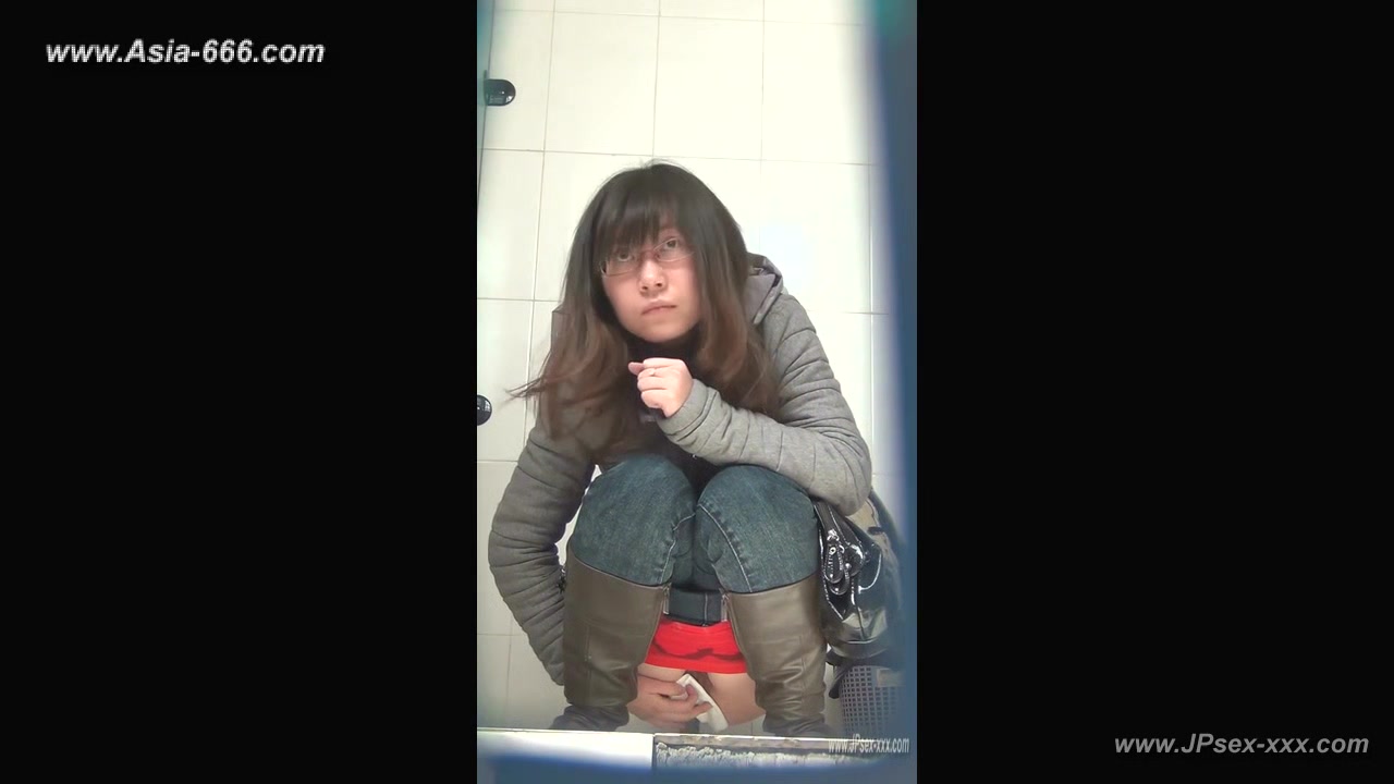 chinese girls go to toilet.140