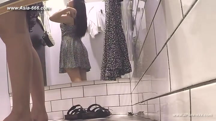 peeping asian changeroom.2