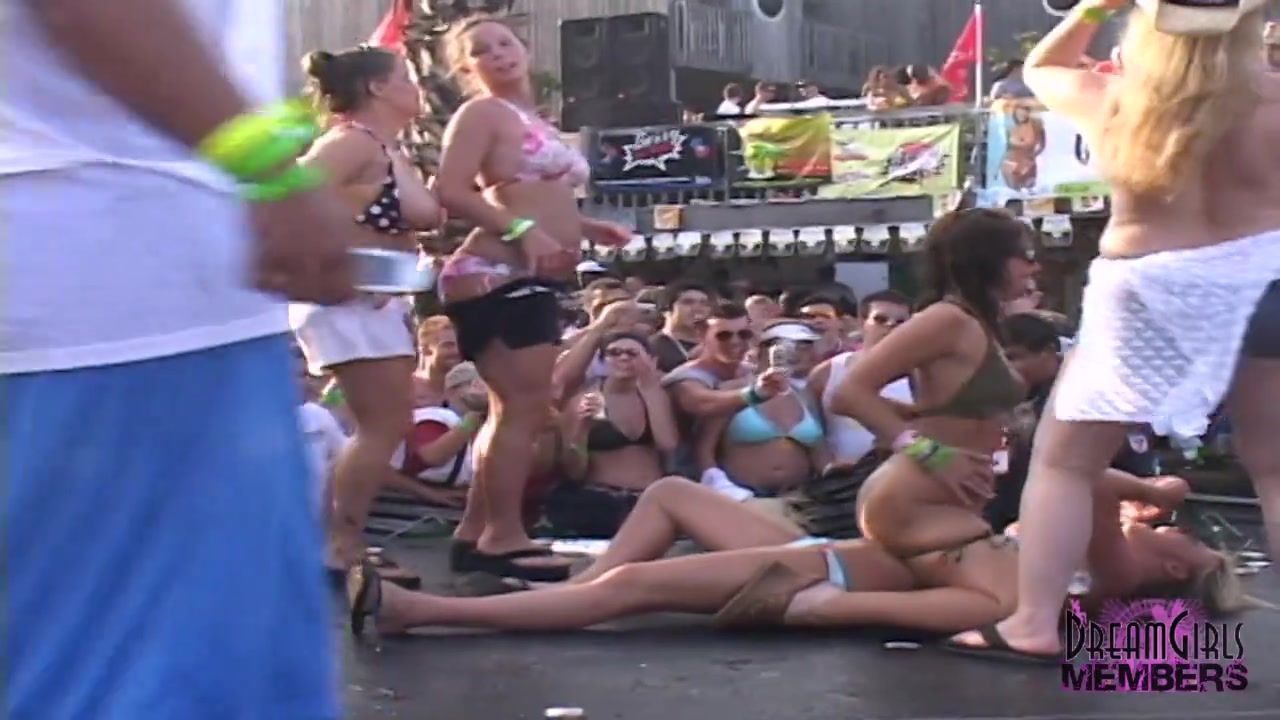 College Girls Get Naked In Front Of Huge Crowd - DreamGirlsMembers