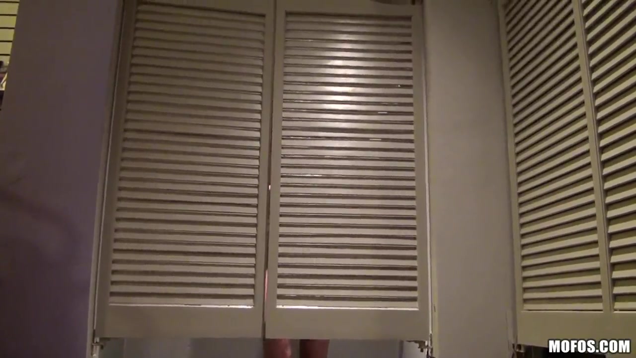 Choosing a new outfit for Chloe Caine ends up in blowjob!