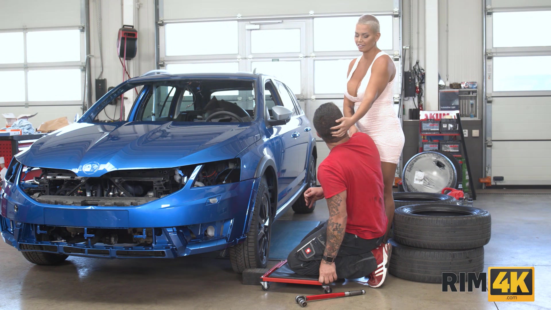 RIM4K. Slovakian MILF with short hair relaxes mechanic by asslicking