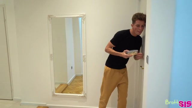 In My Stepsisters Bedroom - S26:E9 - Brattysis
