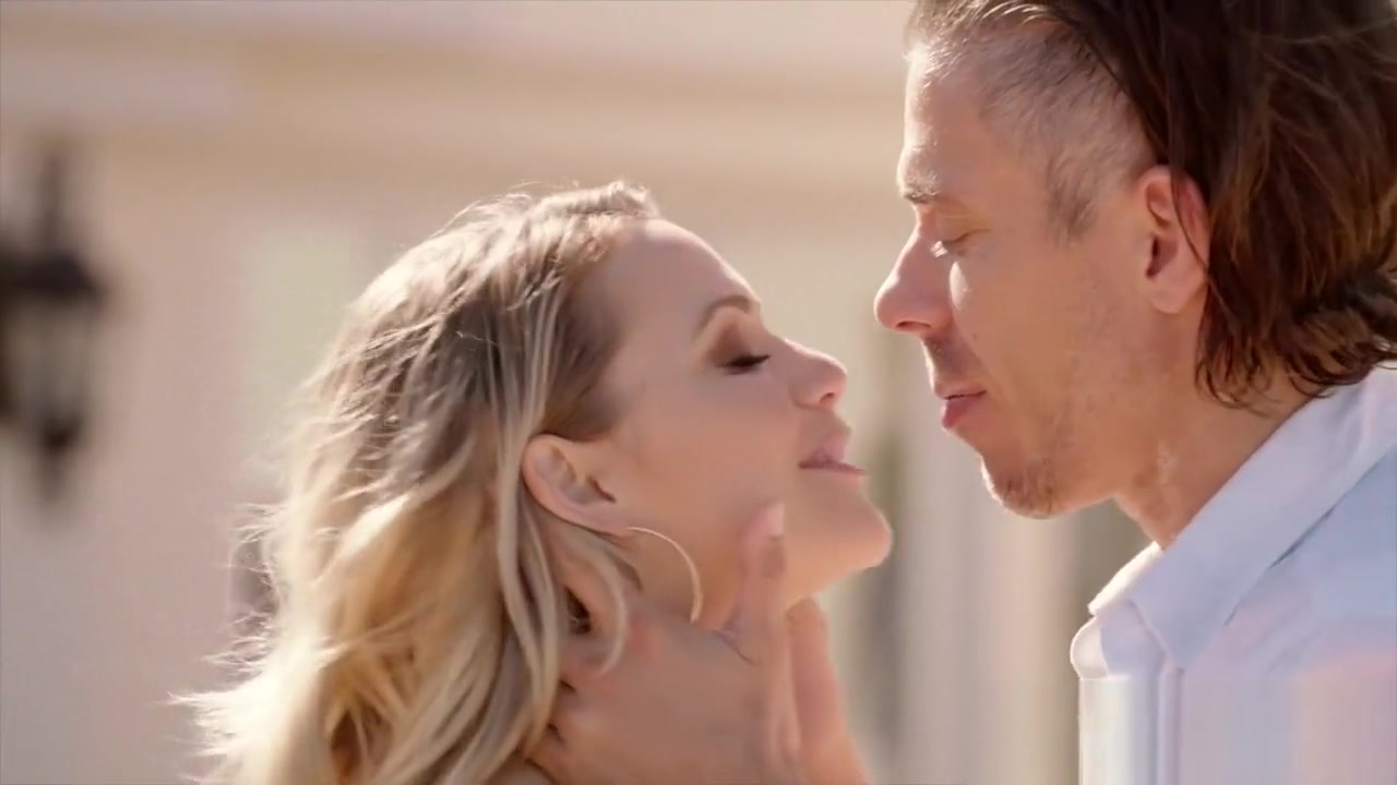 Bubble butt goddess Mia Malkova gets her pretty tushy destroyed by a big cock