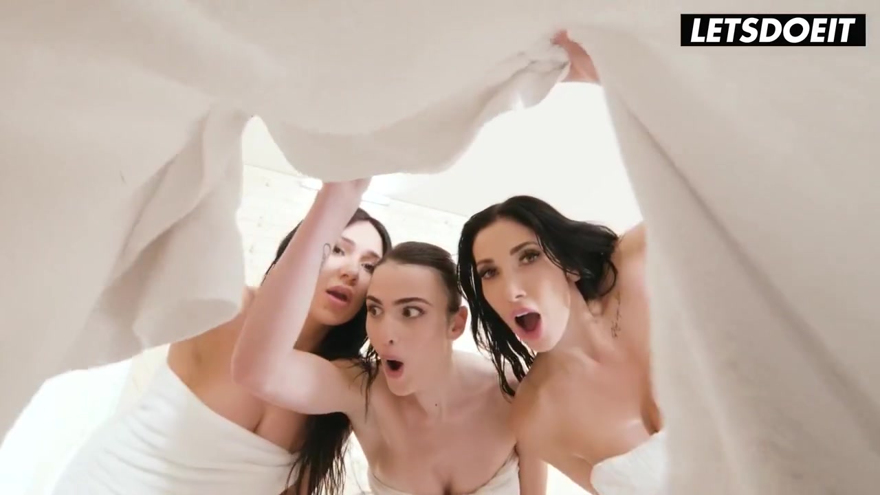 Raunchy Foursome At The Sauna With Charlotte Lapiedra, Jimmy Bud And Clea Gaultier