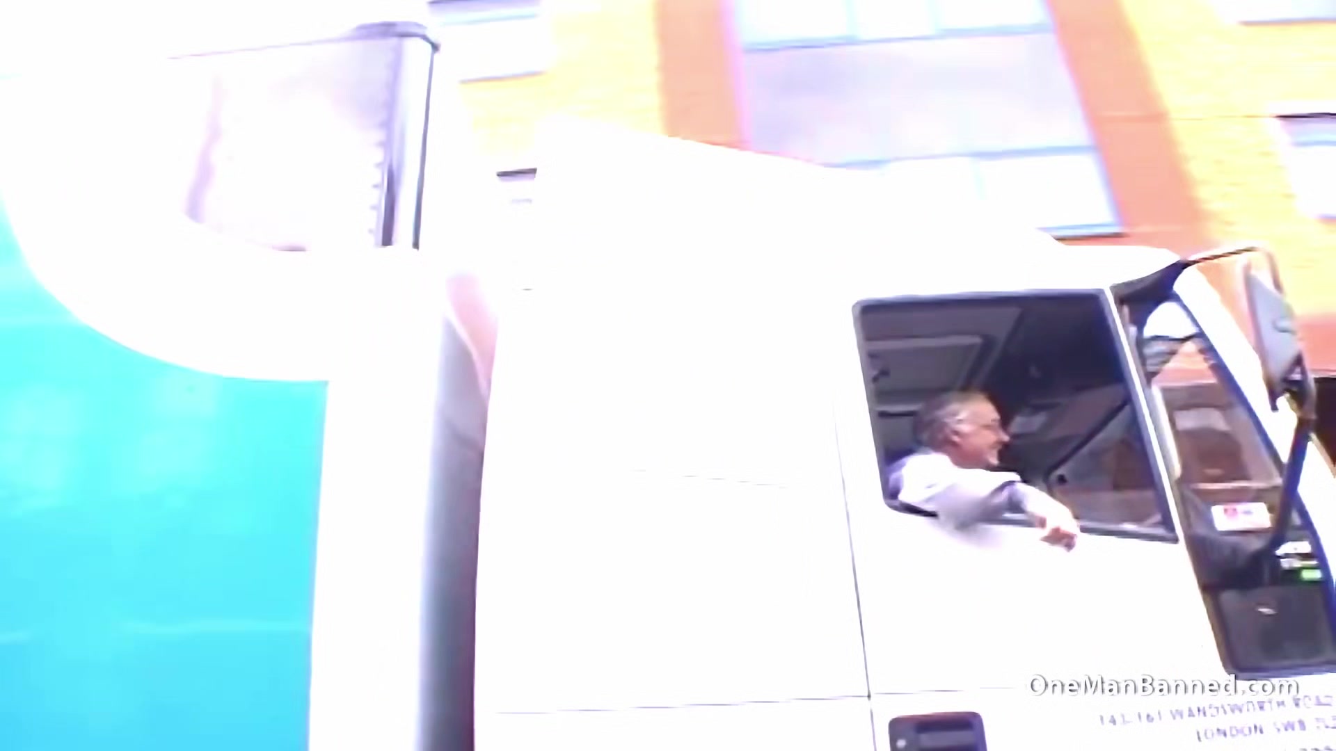 Lucky dudes plays with twins in the car