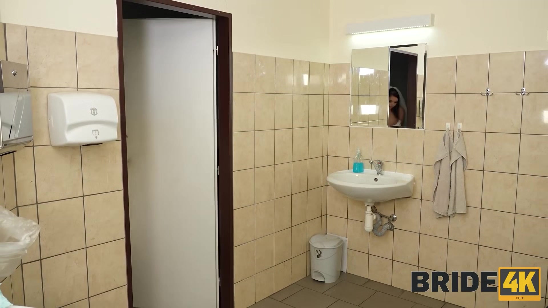 BRIDE4K. Bride remains alone with a stranger in the locked WC and cheats on her groom