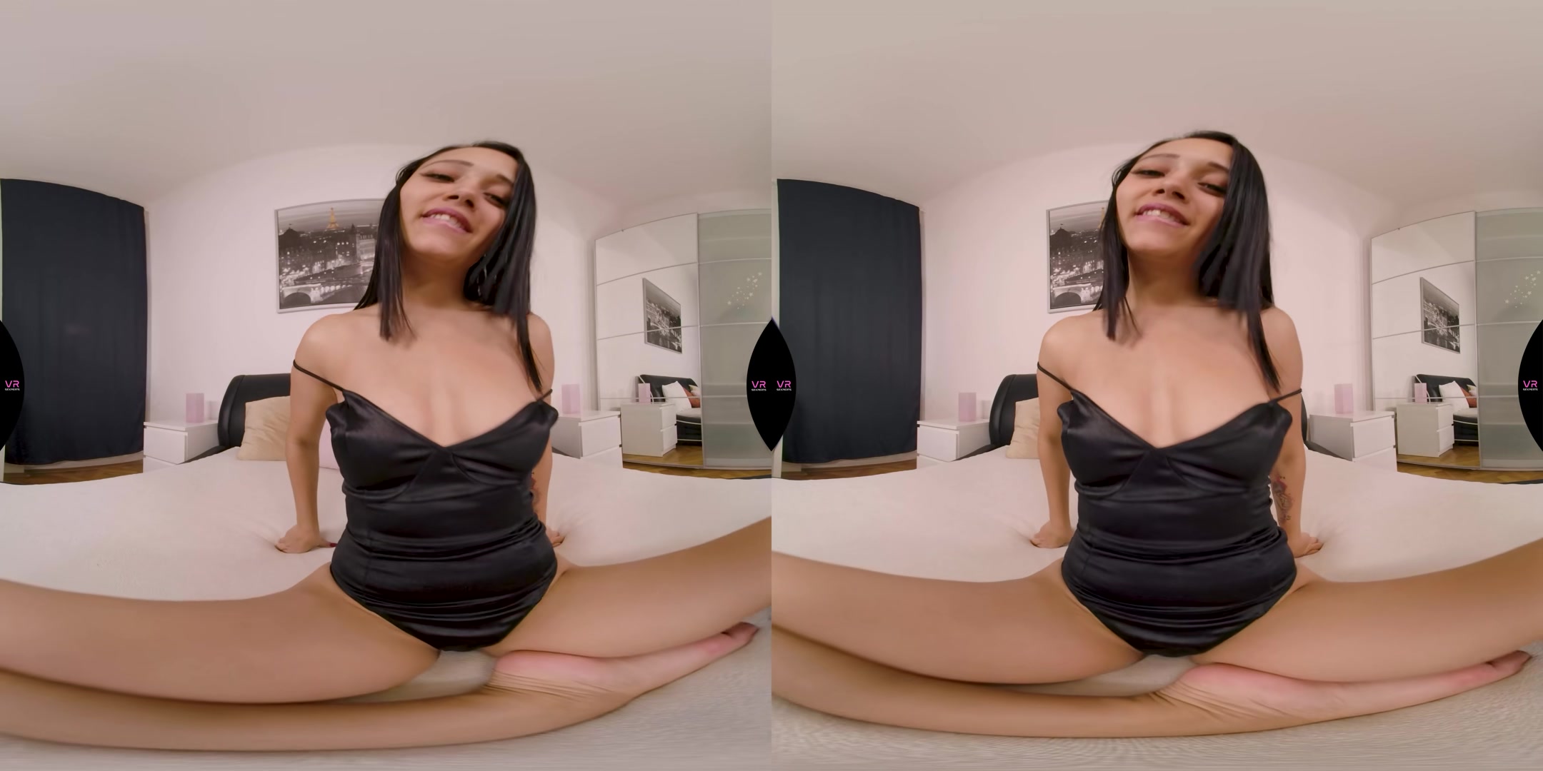 Lia Has Fun On Her Bed - VRSexperts