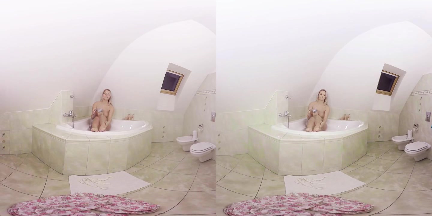 Nikky Dream Plays in the Tub