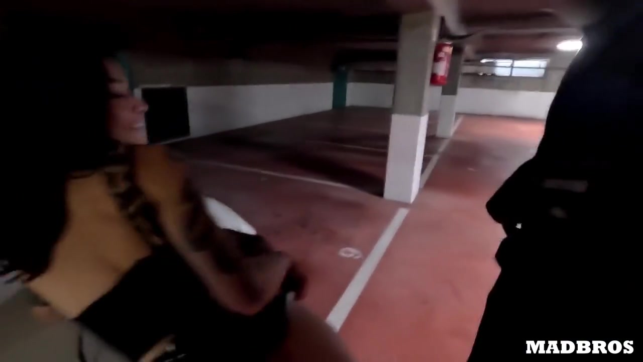 Une Nympho Gothique Quitte Stepson Mec Et Baisee Sur Voiture Du Parking !