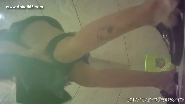 chinese girls go to toilet.104