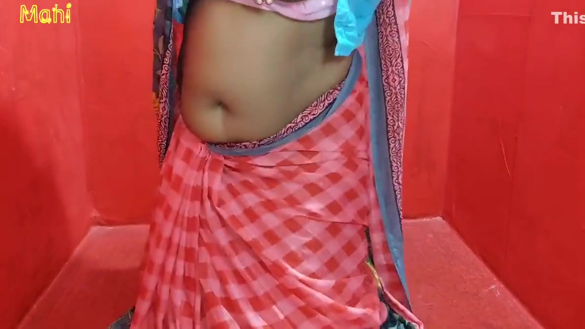 Homemade Tamil Mahi Aunty Showing Boobs And Pussy In Sareee Also Fingering And Moaning