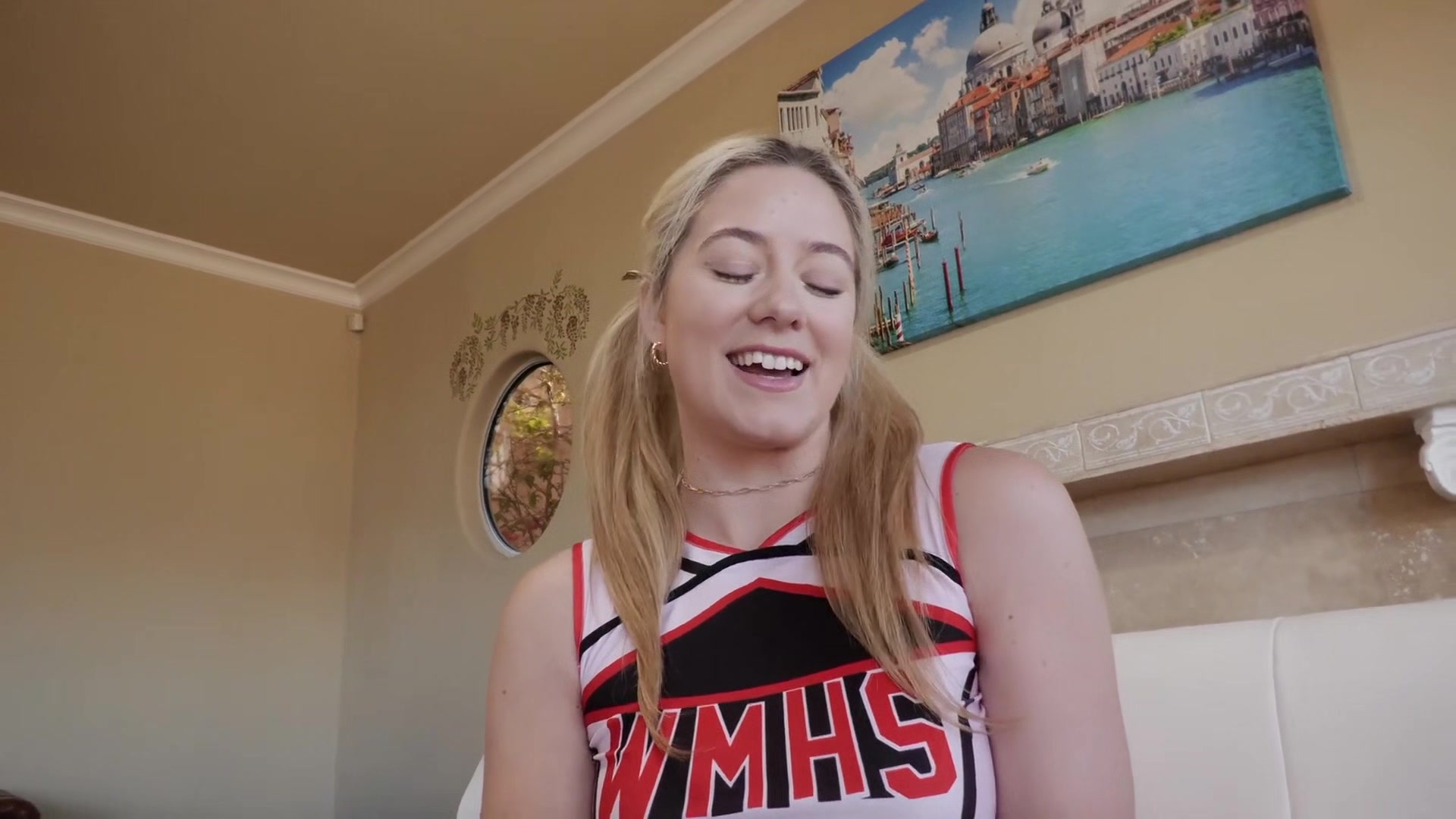 Cheerleader River Lynn Has A Big Booty