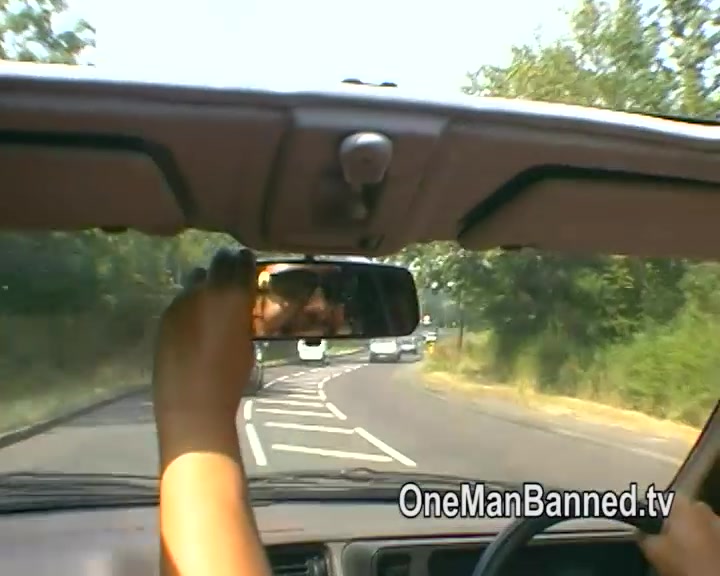 Daring public sex in the back of a car