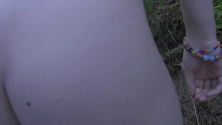 Sexy amateur girlfriend losing off jeans for outdoor fuck