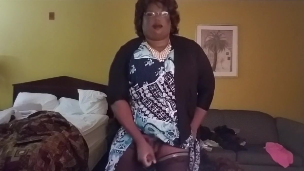 Masked tranny cums