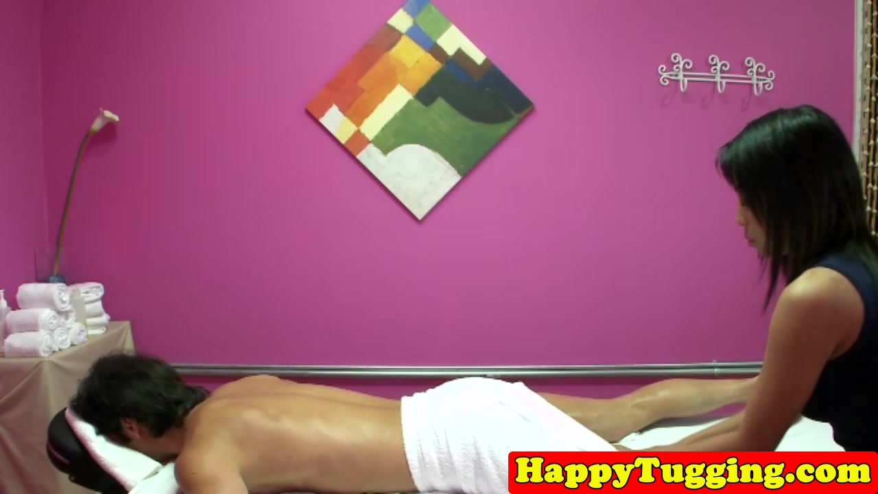 Asian masseuse cockriding client for fast tip