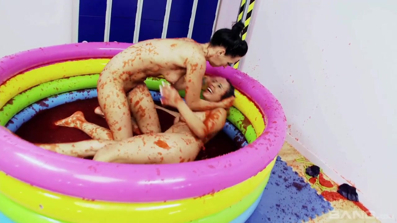 See Tammie Lee And Romana Ryder Wrestle In A Pool Of Jelly - BANG!