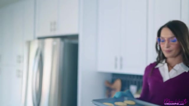 Your Cum Goes Here Young Man - S2:E2 - Momlover