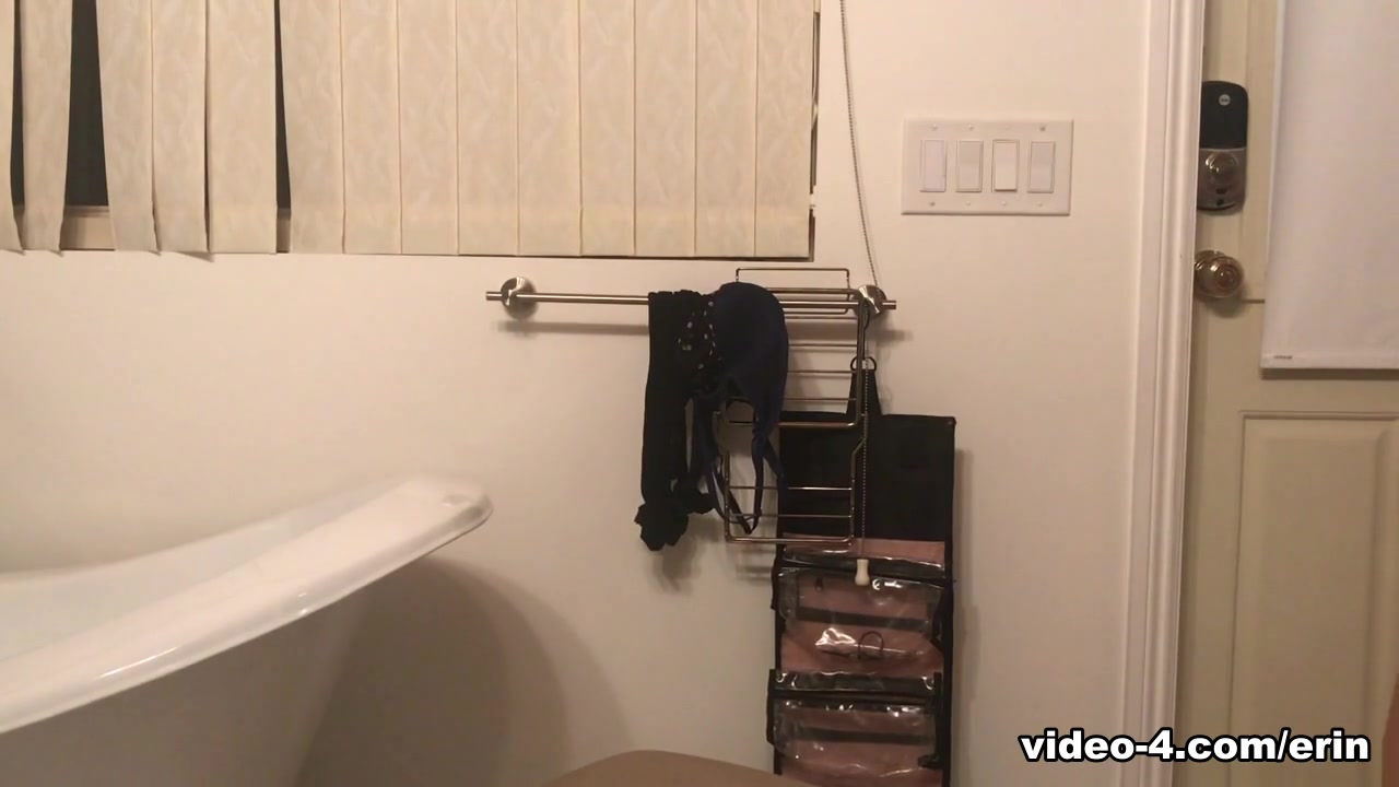 Girlfriend Fucked In The Bathroom - ErinElectra