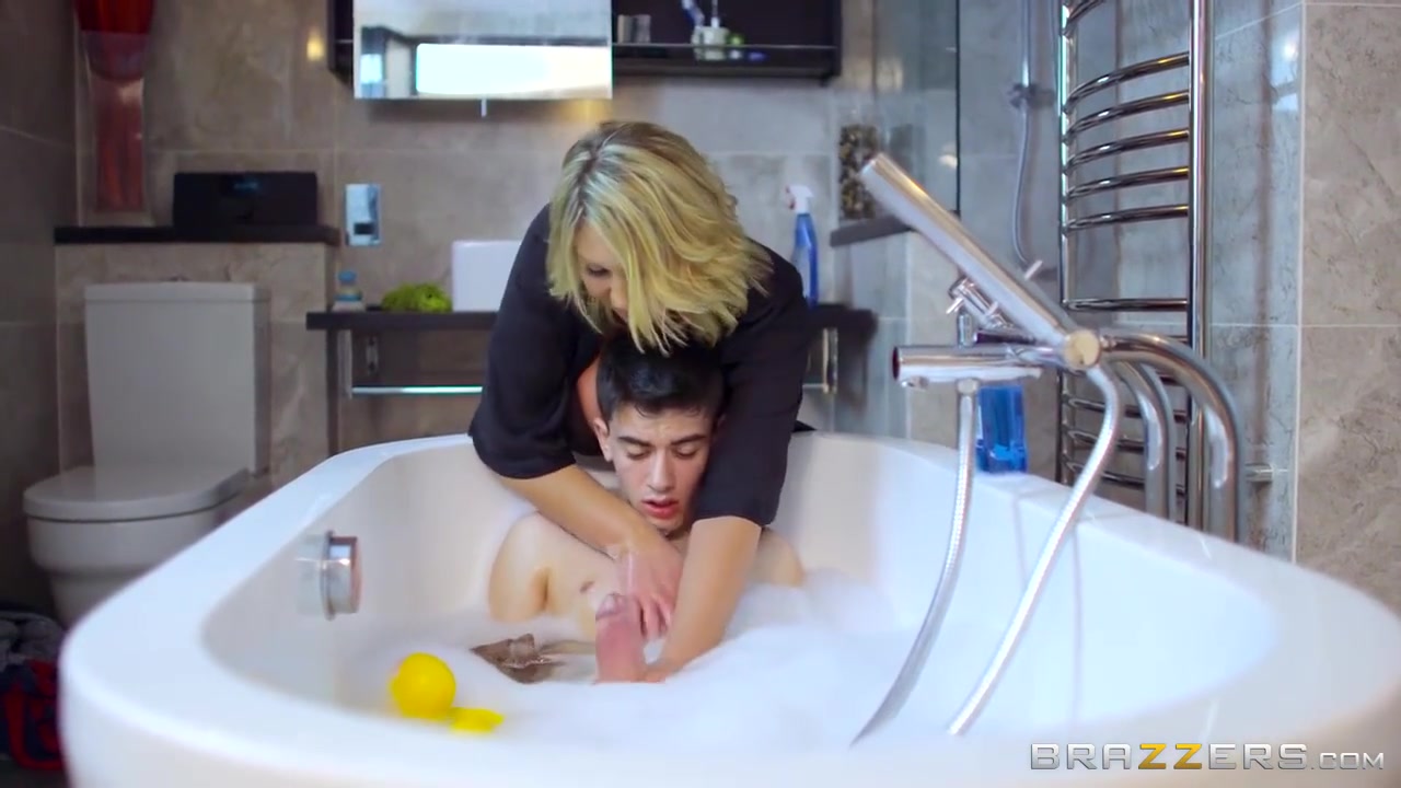 Huge Tit Step mom Washes Her Stepsons Big Thick Dick - Jordi El Nino Polla And Leigh Darby