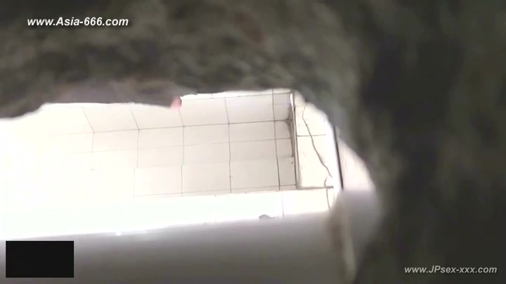 chinese girls go to toilet.24