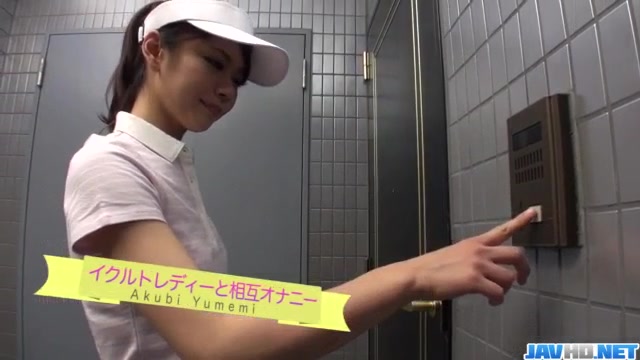 Akubi Yumemi really loves cracking her twat on cam