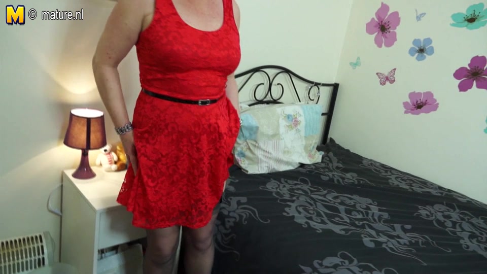 Naughty British Housewife Masturbating On Her Bed With Toys - MatureNL