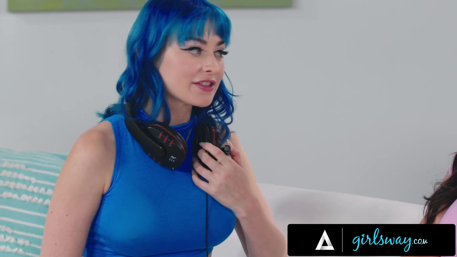 GIRLSWAY - Horny Charly Summer Helps Her Gamer Roommate Jewelz Blu to Focus by Eating Her Pussy