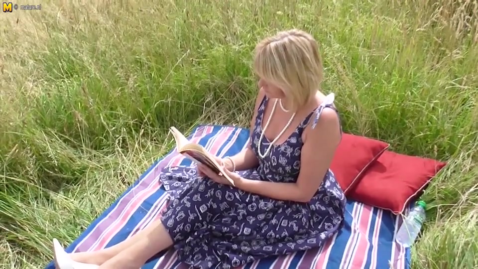 British Housewife Enjoys Outdoor Sex - MatureNL