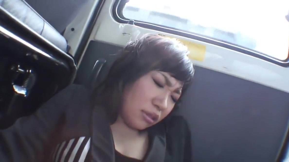 Young whore in stockings gets fingered in the car