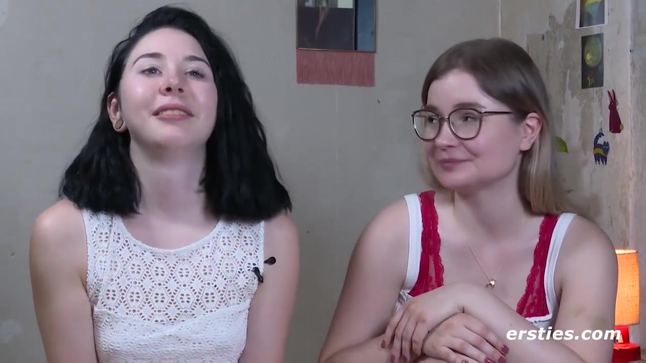 Die 18-jahrige Joanna Hat Ihr Erstes Lesbisches