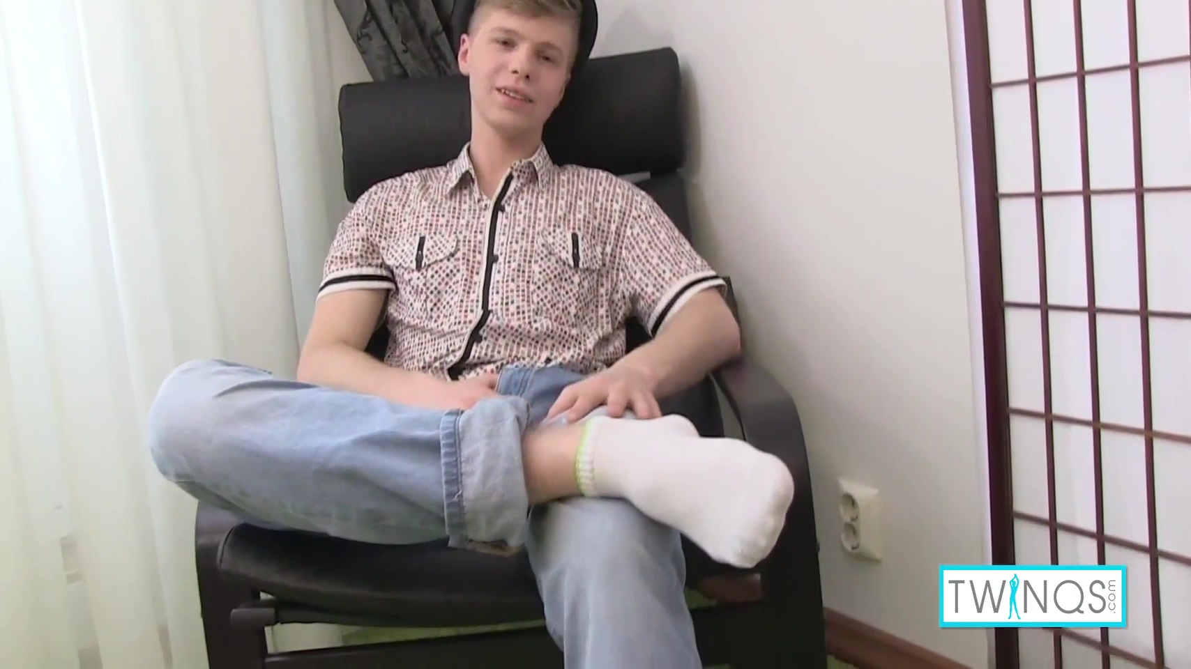 Look At James Face While Masturbates His Dick As Hard As He Can! 10 Min