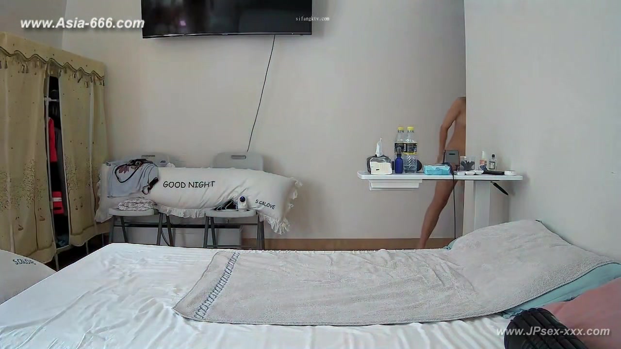 Hackers use the camera to remote monitoring of a lover's home life.573
