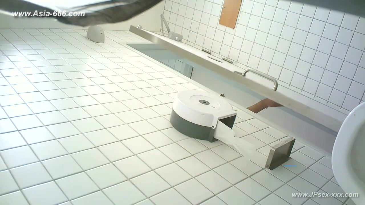chinese girls go to toilet.***