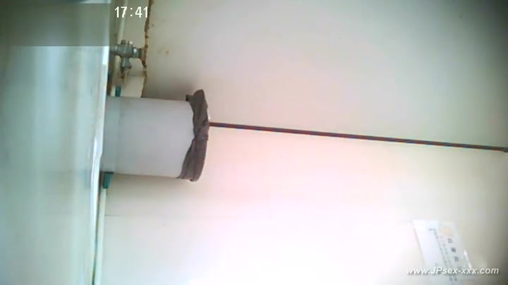 chinese girl go to toilet.22