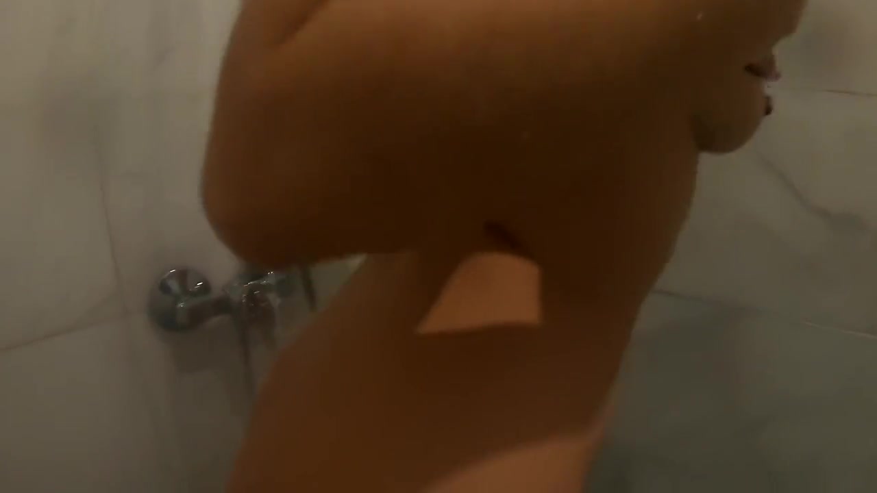 Stepsister Shaking Her Ass In The Shower